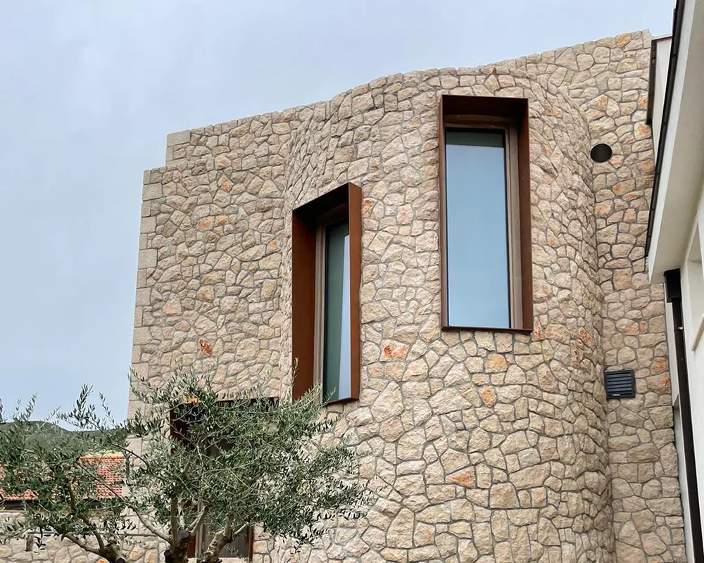 Intervento architettonico in legno Accoya a Medjugorje