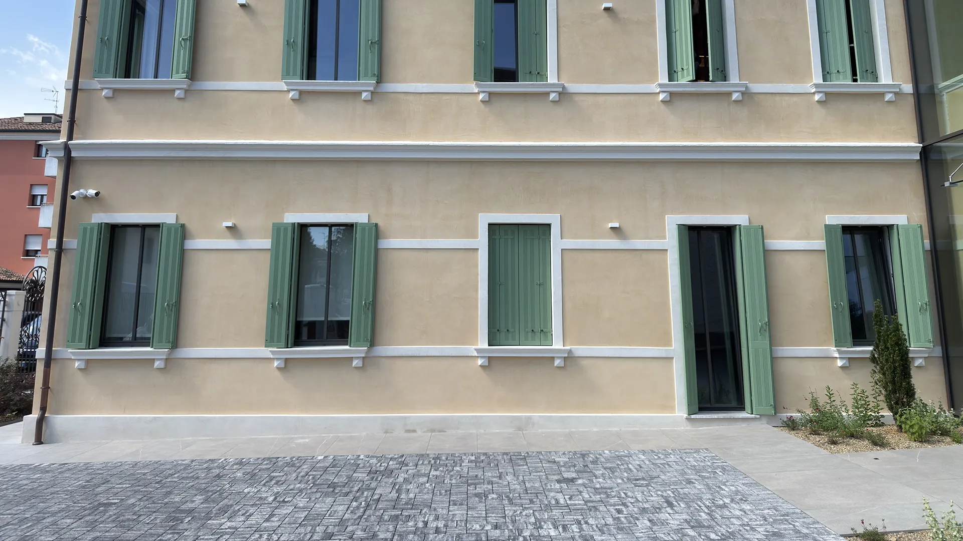 Realizzazione e posa scuri in legno a Treviso